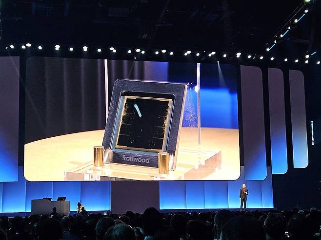 '구글 클라우드 넥스트 2025'에서 공개된 7세대 TPU '아이언우드' (라스베이거스=연합뉴스) 김현수 기자 = '구글 클라우드 넥스트 2025'에서 공개된 7세대 TPU '아이언우드'. 2025.4.12 photo@yna.co.kr