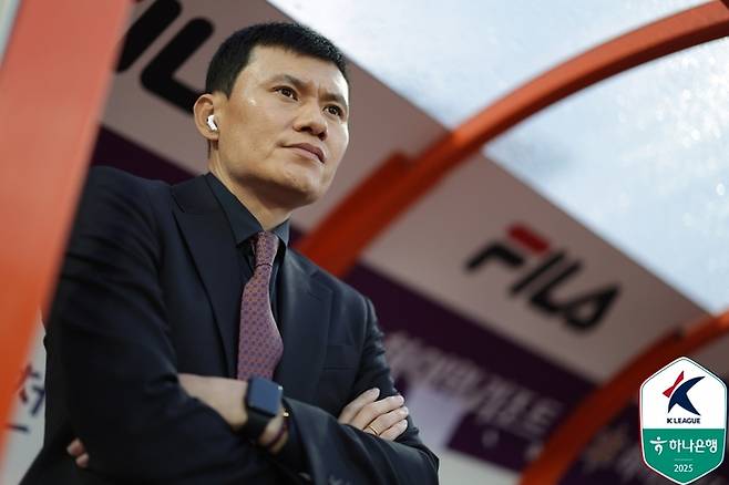 삭발 투혼을 선보였던 강원 정경호 감독. 제공 | 한국프로축구연맹