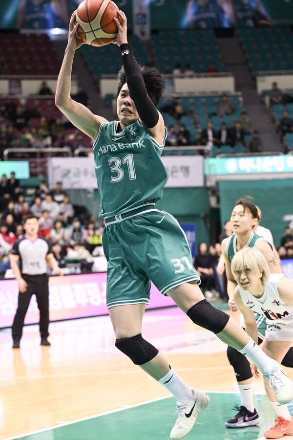 리바운드를 잡아내는 하나은행 진안. /사진=WKBL