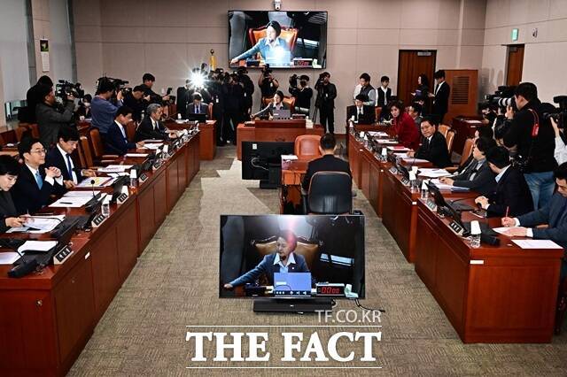 국회 법제사법위원회는 헌재의 위헌 또는 헌법불합치 결정이 내려진 법률 13개를 손봐야 하는 과제를 안고 있다. 사진은 추미애 법사위원장이 지난 11일 국회에서 열린 법사위 전체회의에서 안건을 상정하는 모습. /배정한 기자