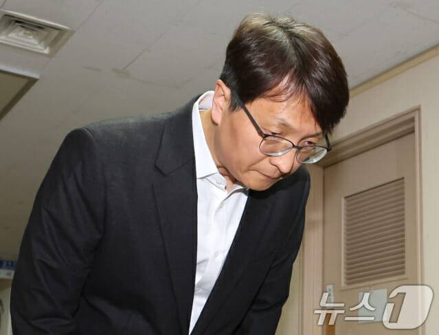 박대준 쿠팡 대표이사가 30일 오후 서울 종로구 정부서울청사에서 열린 쿠팡 개인정보 유출 관련 긴급 관계부처 장관회의에서 참석하며 쿠팡 이용자에게 사과 발언한 뒤 고개숙여 인사하고 있다.(제공=뉴스1)