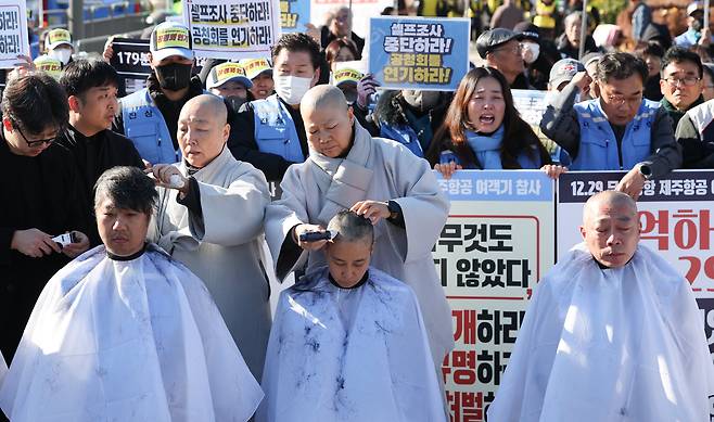 12·29 무안공항 제주항공 여객기 참사 유가족협의회가 1일 서울 용산구 전쟁기념관 앞에서 항공철도사고조사위원회(항철위)의 공청회 중단과 조사기구 독립화를 촉구하는 삭발식을 하고 있다. /뉴스1