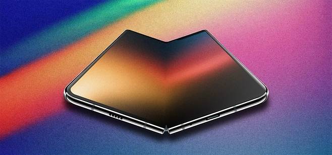 애플의 첫 폴더블폰 ‘아이폰 폴드’가 무주름 디스플레이 구현에 성공하며 양산 단계에 근접했다. 가격은 약 350만 원으로 전망되며, 폴더블 시장 지형 변화가 예상된다. ⓒ뉴시스