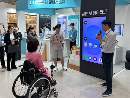 한국과학기술원(KAIST) 교원창업기업 플루이즈를 중심으로 KAIST, 고려대, 성균관대 연구진이 참여한 오토폰(AutoPhone)팀은 스마트폰을 음성만으로 완전 자동 실행하는 차세대 모바일 AI 에이전트 '플루이드(Fluid)GPT'를 공개했다. 사진은 서울시의 '시민 AI 에이전트' 시범 사업 모습.