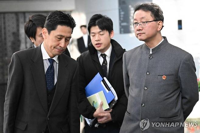 류진쑹 중국 외교부 국장(우)과 가나이 마사아키 일본 외무성 국장. 출처=연합뉴스