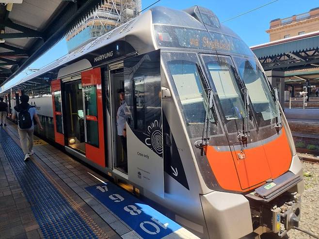 호주 '시드니의 서울역'으로 불리는 센트럴역에서 지난달 27일 현대로템이 만든 NIF 전동차가 출발을 기다리고 있다.