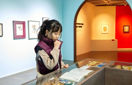 그림뿐만 아니라 글도 잘 쓴 천 화백은 여러 수필을 남겼다. 천 화백 수필집을 보는 전서진 학생기자.