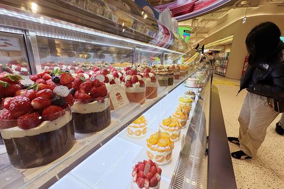 연말연시를 앞두고 초콜릿·커피·케이크 가격이 치솟는 '디저트플레이션'(디저트+인플레이션)이 현실화하고 있다. 사진은 11일 서울의 한 카페에 진열된 케이크. 연합뉴스