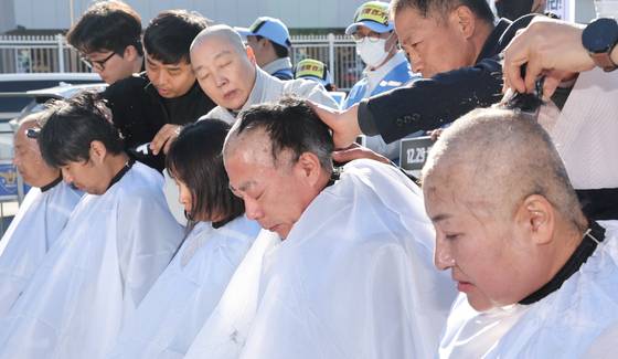 12·29 무안공항 제주항공 여객기 참사 유가족들이 1일 서울 용산구 전쟁기념관 앞에서 항공철도사고조사위원회(항철위)의 공청회 중단과 조사기구 독립화를 촉구하며 삭발을 하고 있다. 뉴스1