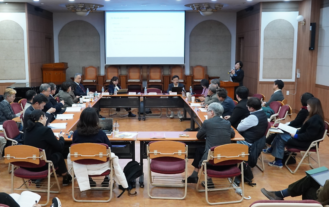 11월27일 서울 기독교회관에서 ‘극우 기독교 어떻게 극복할 것인가’라는 주제로 열린 세미나에서 신학자들이 발표를 하고 있다. NCCK 제공