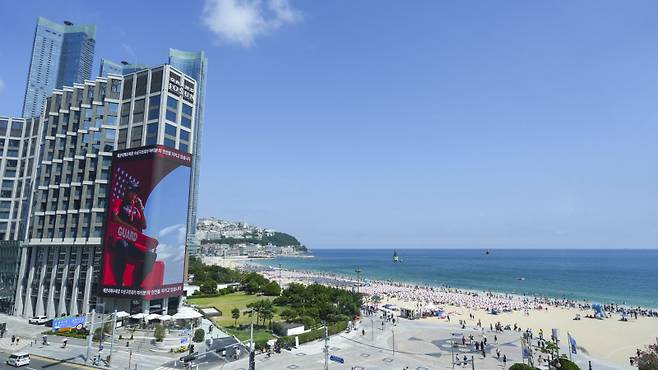 그랜드 조선 부산 ‘세상에서 가장 큰 구조대원’ 옥외광고. 신세계프라퍼티 제공