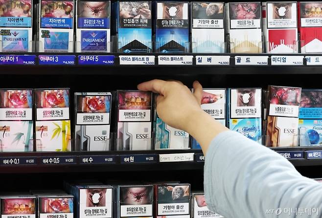 (서울=뉴스1) 장수영 기자 = 3일 서울의 한 마트에 담배가 진열돼 있다. 대한금연학회는 이날 '새 정부가 반드시 실천해야 할 담배 규제 정책' 연구를 학회지 최신호를 통해 담뱃값을 1만 원으로 올리고 담배 광고와 진열을 규제해야 한다고 주장했다. 2025.8.3/뉴스1 Copyright (C) 뉴스1. All rights reserved. 무단 전재 및 재배포, AI학습 이용 금지. /사진=(서울=뉴스1) 장수영 기자