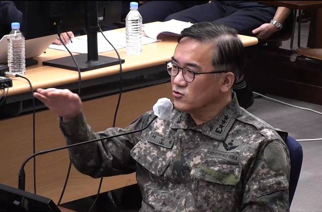 ▲여인형 전 국군방첩사령관이 지난 24일 서울 서초구 서울중앙지법에서 열린 윤석열 전 대통령의 내란 우두머리, 직권남용 권리행사방해 혐의 사건 속행 공판에 증인으로 출석해 발언하고 있다. ⓒ연합뉴스