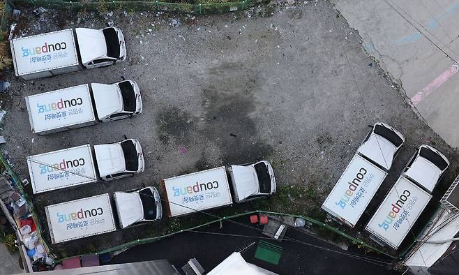 대규모 고객 정보 유출 사태로 쿠팡이 위기에 처한 가운데 1일 서울의 한 지역에 쿠팡 배송차량들이 주차돼 있다. 남정탁 기자