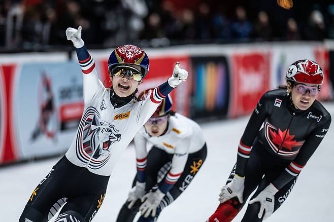 한국 쇼트트랙 국가대표 김길리가 1일(한국시간) 네덜란드 도르드레흐트의 스포르트불레바르에서 열린 2025~26 국제빙상경기연맹(ISU) 쇼트트랙 월드투어 4차 대회 여자 1500m 결선에서 우승한 뒤 기뻐하고 있다. ISU 제공