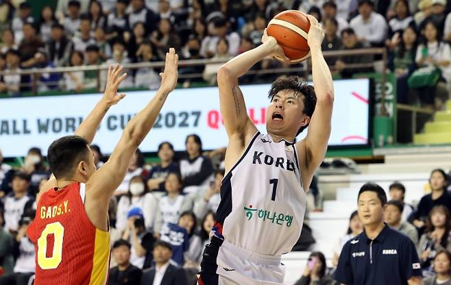 한국 농구 국가대표 이현중이 1일 원주 DB프로미아레나에서 열린 2027 국제농구연맹(FIBA) 월드컵 아시아 예선 1라운드 B조 2차전 중국과의 홈 경기에서 슛하고 있다. 원주 뉴스1
