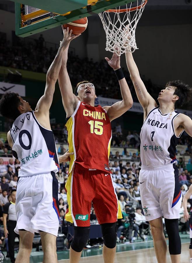 한국 농구 국가대표 이현중과 하윤기가 1일 원주 DB프로미아레나에서 열린 2027 국제농구연맹(FIBA) 월드컵 아시아 예선 1라운드 B조 2차전 중국과의 홈 경기에서 저우치를 막고 있다. 원주 연합뉴스