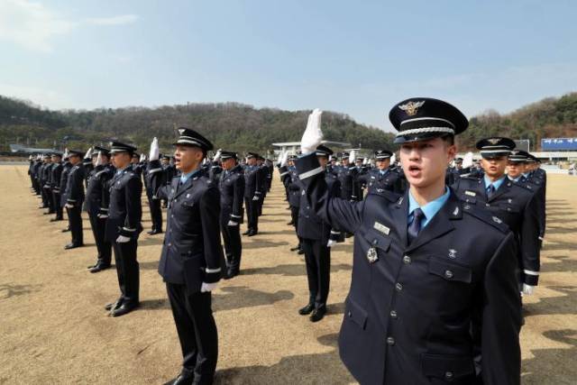 지난 3월 12일 충북 청주 공군사관학교에서 열린 제73기 생도 졸업 및 임관식에서 신임 장교들이 임관 선서를 하고 있다. 사진 제공=공군사관학교