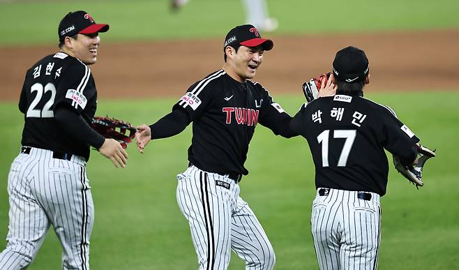 31일 대전한화생명볼파크에서 열린 2025 프로야구 KBO리그 포스트시즌 한국시리즈 5차전 LG 트윈스와 한화 이글스의 경기. 4회말 2사 한화 최재훈의 플라이볼을 잡아내며 이닝을 마무리한 LG의 박해민과 오지환, 김현수가 기뻐하며 더그아웃으로 향하고 있다. 연합뉴스