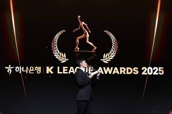 울산 HD 이동경이 1일 서울 스위스 그랜드호텔에서 열린 K리그 2025 대상 시상식에서 MVP를 수상한 뒤 트로피에 입을 맞추고 있다. 프로축구연맹 제공