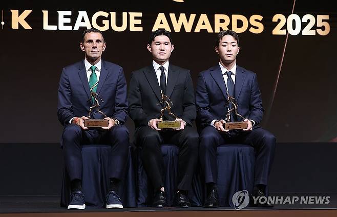 2025 K리그1 주인공들 (서울=연합뉴스) 류영석 기자 = 1일 서울 서대문구 스위스그랜드호텔에서 열린 K리그 2025 대상 시상식에서 K리그1 감독상을 수상한 전북현대 모터스 거스 포옛 감독(왼쪽부터), MVP상을 수상한 울산HD FC 이동경, 영플레이어상을 수상한 강원FC 이승원이 트로피를 들고 기념촬영을 하고 있다. 2025.12.1 ondol@yna.co.kr