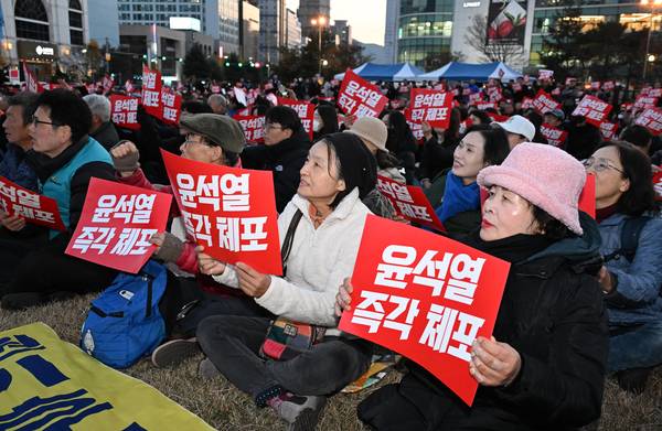 지난해 12.3 불법 비상계엄 이후 12월 4일 창원광장에서 처음 열린 촛불 집회 모습. /경남도민일보 DB