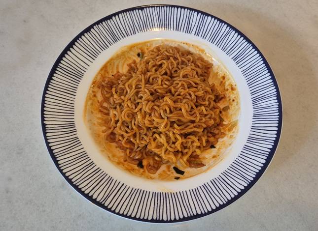 신라면 김치볶음면,새콤달콤매콤하고 맛있긴 한데, 너무나 예상 가능한 맛이다./사진=김아름 기자 armijjang@