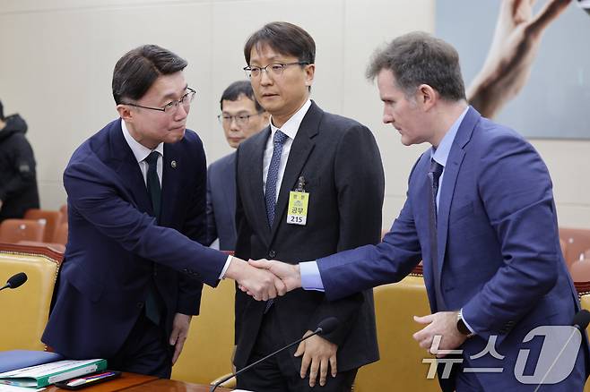 류제명 과학기술정보통신부 제2차관이 2일 서울 여의도 국회 과학기술정보방송통신위원회에서 열린 쿠팡 침해사고 관련 현안 질의에서 박대준 쿠팡 대표이사, 브랫 매티스 쿠팡 최고정보보안책임자와 인사하고 있다. 2025.12.2/뉴스1 ⓒ News1 신웅수 기자