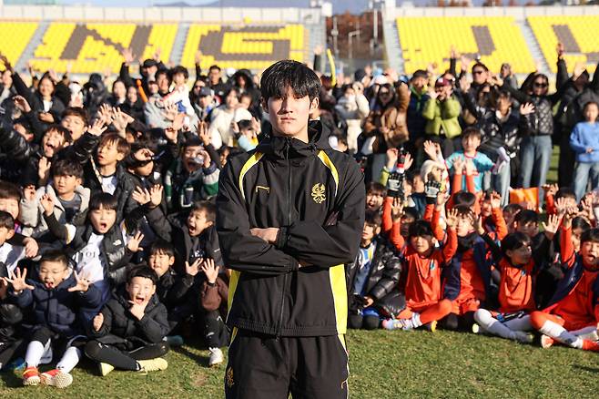광주FC와 프로 계약을 맺은 김윤호. (광주FC 제공)