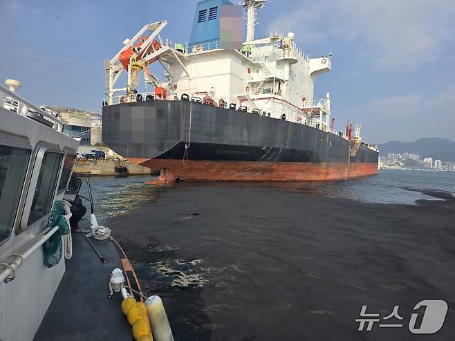 지난달 26일 부산 감천항 인도네시아 유조선 검댕 폐기물 유출 사고 현장.(부산해경 제공. 재판매 및 DB 금지)