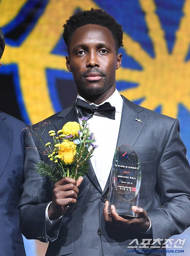 하나은행 K리그 2025대상 시상식이 1일 오후 서울 서대문구 스위스 그랜드호텔에서 열렸다. K리그2 MVP에 뽑힌 인천 제르소가 트로피를 들고 있다. 정재근 기자 cjg@sportschosun.com/2025.12.1/