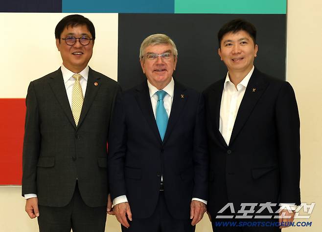 최휘영 문화체육관광부 장관이 2일 부산 해운대구 파라다이스호텔에서 토마스 바흐 국제올림픽위원회(IOC) 명예위원장과 면담을 마치고 기념촬영을 하고 있다.왼쪽부터 최휘영 문체부 장관, 토마스 바흐 IOC 명예위원장, 유승민 대한체육회장 사진제공=문화체육관광부