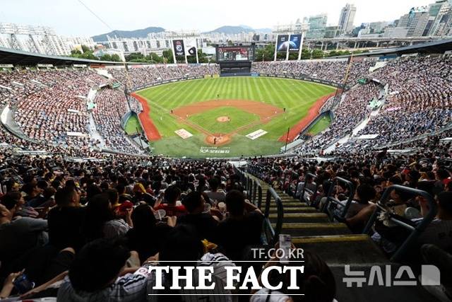프로야구는 2년 연속 1000만 관중을 돌파하면서 명실상부한 국민스포츠로 자리 잡았다. 1군 최저연봉 6500만 원을 인상해야 한다는 목소리가 높다. /뉴시스
