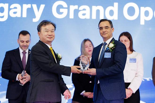 이동채 에코프로 창업주(왼쪽)가 지난달 28일(현지시간) 헝가리 데브레첸에서 열린 헝가리 공장 준공식에서 기념 촬영하고 있다. ⓒ에코프로