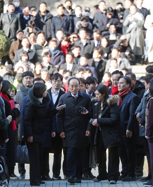 추경호(가운데) 국민의힘 의원이 2일 서울 서초구 서울중앙지방법원에서 열린 구속 전 피의자 심문(영장실질심사)에 출석하고 있다. 추 의원은 12·3 비상계엄 사태 당시 국민의힘 원내대표 지위를 이용, 의원들의 국회 본회의 계엄 해제요구결의안 표결 참여를 방해해 내란주요임무에 종사한 혐의를 받는다.<공동취재·연합뉴스>