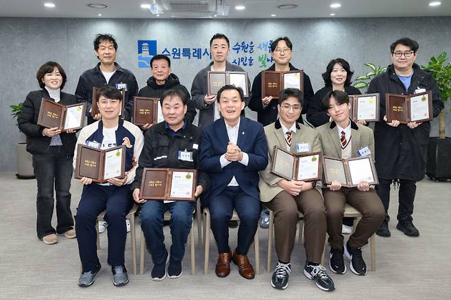 이재준 수원시장(앞줄 가운데)이 지난 1일 집무실에서 모범시민 표창을 수여한 시민들과 기념촬영을 하고 있다./사진제공=수원시