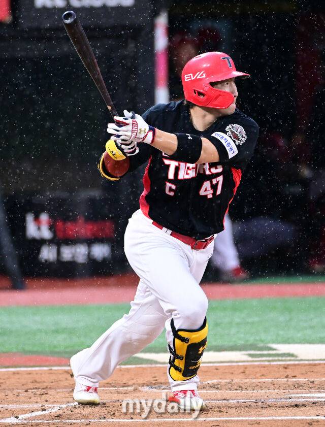 2025년 8월 29일 오후 경기도 수원KT위즈파크에서 열린 '2025 신한 SOL뱅크 KBO 리그' KIA 타이거즈와 KT 위즈의 경기. KIA 나성범이 2회초 선두타자로 나와 타격하고 있다./마이데일리