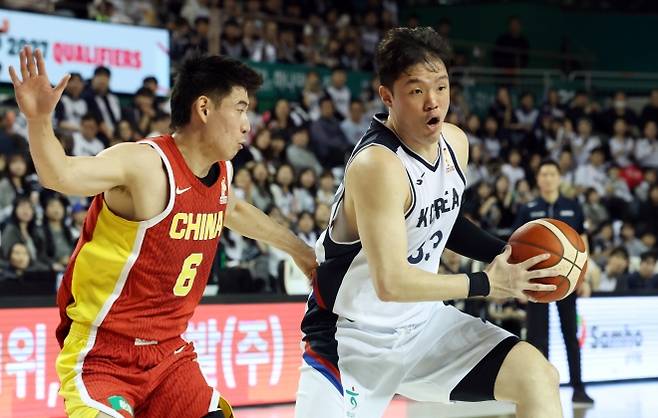 한국 농구 국가대표 이승현이 1일 원주 DB프로미아레나에서 열린 2027 국제농구연맹(FIBA) 월드컵 아시아 예선 1라운드 B조 2차전 중국과의 홈 경기에서 공격하고 있다. 원주 뉴스1
