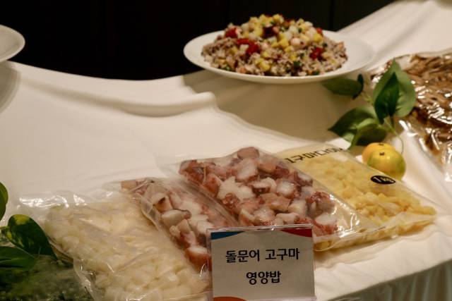 CJ프레시웨이가 전국 급식장에 공급할 예정인 돌문어 고구마 영양밥 키트. 사진 제공=CJ프레시웨이