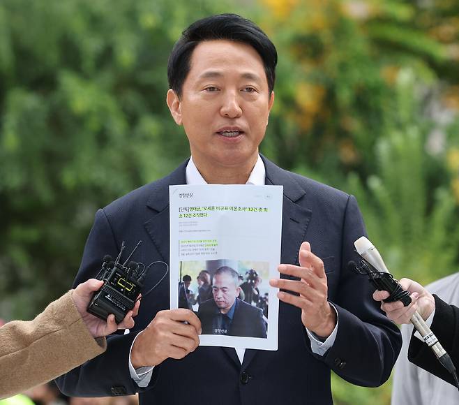11월8일 오세훈 서울시장이 '여론조사비 대납 의혹'을 수사하는 김건희 특검팀의 사무실로 조사를 받기 위해 출석하며 자신의 입장을 설명하고 있다. ⓒ연합뉴스