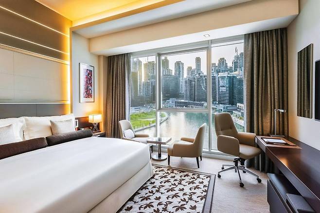 세련된 인테리어가 돋보이는 르네상스 비즈니스 베이 객실. 사진제공| 팜투어