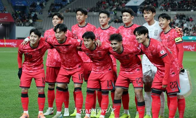 축구 국가대표 A매치 친선경기 대한민국과 가나의 경기가 18일 서울월드컵경기장애서 열렸다. 손훙민을 비롯한 스타팅 멤버들이 기념촬영을 하고 있다. /사진=김진경 대기자
