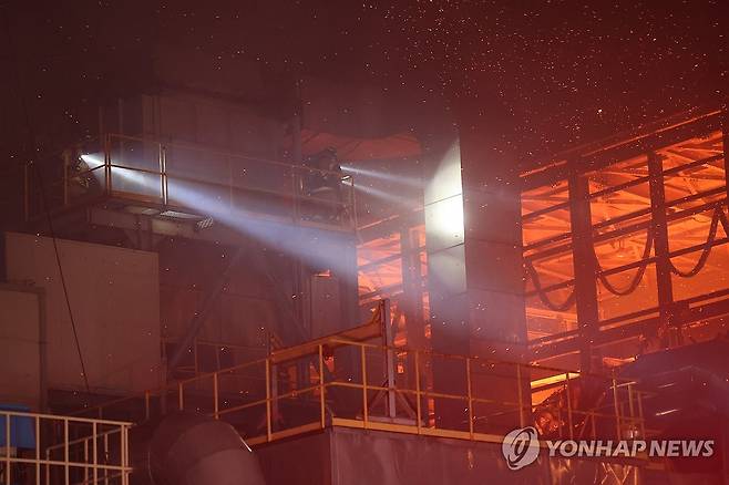 불꽃과 화염 뚫고 인명 수색 (서귀포=연합뉴스) 박지호 기자 = 지난 1일 오후 9시 27분께 서귀포시 토평동의 한 업체 야적장에서 화재가 발생했다.
소방당국이 대응1단계를 발령한 가운데 2일 새벽 소방관들이 화염을 뚫고 인명 수색을 하고 있다. 2025.12.2 jihopark@yna.co.kr