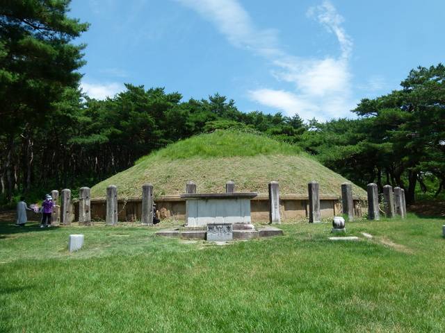 신라의 56 왕은 물론 우리나라 왕조사를 통통어 가장 로맨틱한 왕인 흥덕왕. 일찍 사별한 아내만을 평생 사랑한 경주시 흥덕왕릉.