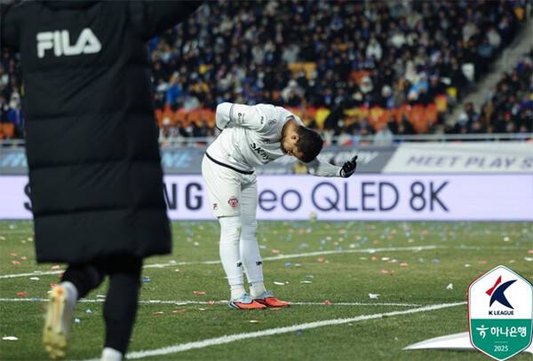3일 저녁 수원월드컵경기장에서 열린 수원삼성과 제주SK의 K리그 승강플레이오프 1차전에서 유리 조나탄이 골을 넣고 세레머니를 하고 있다 (사진=한국프로축구연맹)
