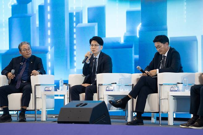 김태병 국토교통부 기술안전정책관(가운데)이 지난 11월 5일 스마트건설·안전·AI 엑스포 내 '건썰의 시대' 토크쇼에서 "AI·청년·안전"을 주제로 토론하고 있다(국토교통부 제공).뉴스1 ⓒ News1