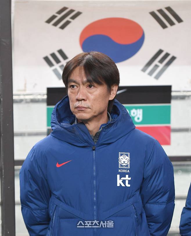 홍명보 감독이 18일 서울월드컵경기장에서 열린 남자축구 국가대표 평가전 가나와 경기 전 그라운드를 응시하고 있다. 상암 | 최승섭기자 thunder@sportsseoul.com