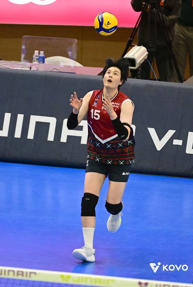 서브하는 김희진. 제공 | 한국배구연맹