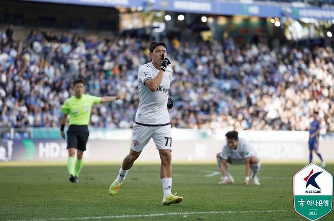 제주SK 김승섭이 지난 11월 울산문수축구장에서 열린 하나은행 K리그1 2025 38라운드 울산HD전에서 득점 이후 세리머니를 펼치고 있다. /사진=한국프로축구연맹