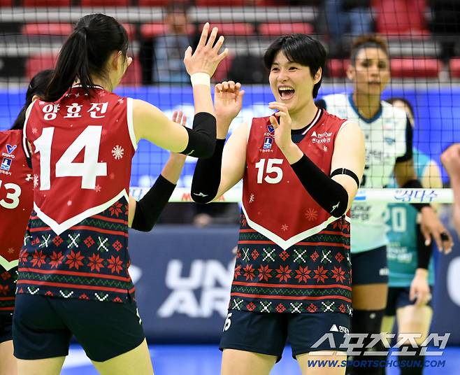 양효진과 기쁨을 나누며